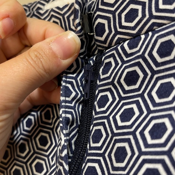 NWOT LAUNDRY | BLUE/WHITE HEXAGON PRINT BERMUDA SHORTS WITH 4 POCKETS | SIZE 4 - Picture 2 of 13